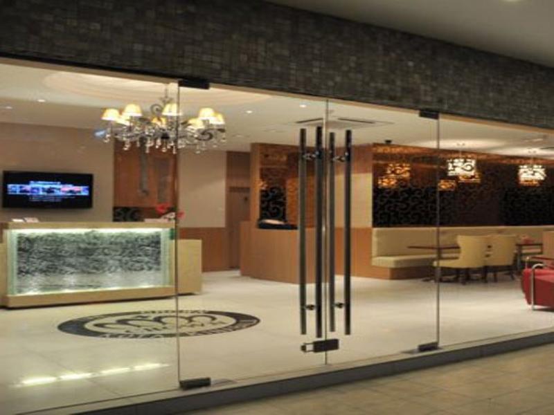 The Crown Borneo Hotel Kota Kinabalu Buitenkant foto