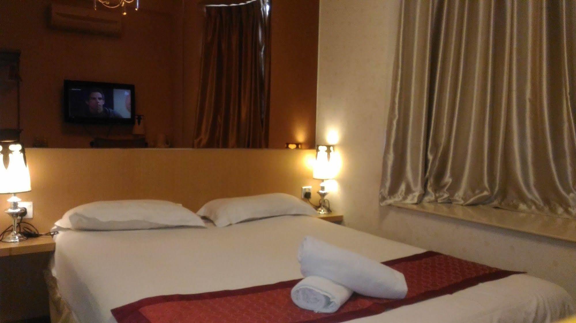 The Crown Borneo Hotel Kota Kinabalu Buitenkant foto