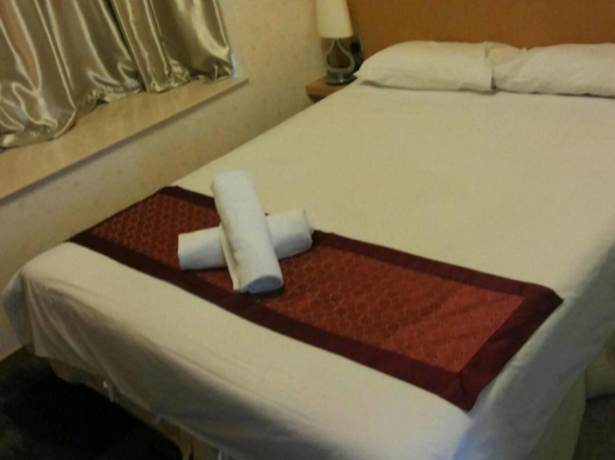 The Crown Borneo Hotel Kota Kinabalu Buitenkant foto